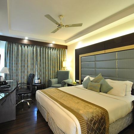 Hotel Royal Cliff Канпур Екстериор снимка