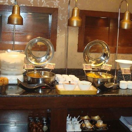Hotel Royal Cliff Канпур Екстериор снимка