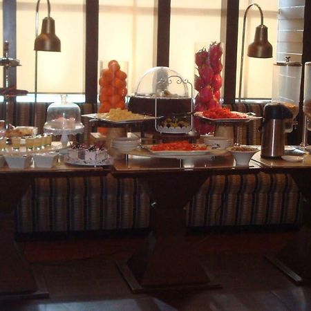 Hotel Royal Cliff Канпур Екстериор снимка