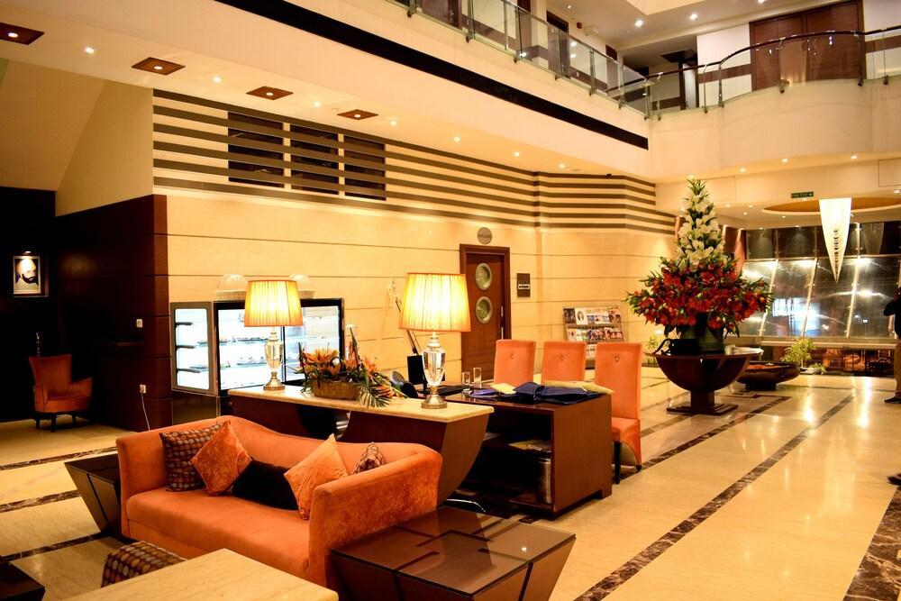 Hotel Royal Cliff Канпур Екстериор снимка