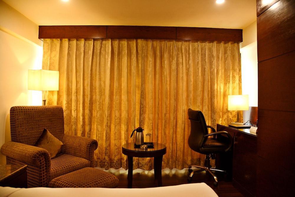 Hotel Royal Cliff Канпур Екстериор снимка