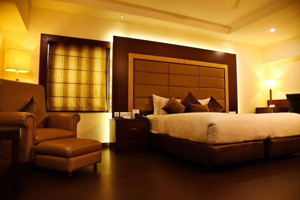 Hotel Royal Cliff Канпур Екстериор снимка