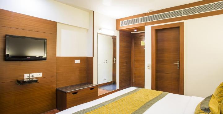 Hotel Royal Cliff Канпур Екстериор снимка