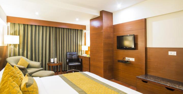 Hotel Royal Cliff Канпур Екстериор снимка