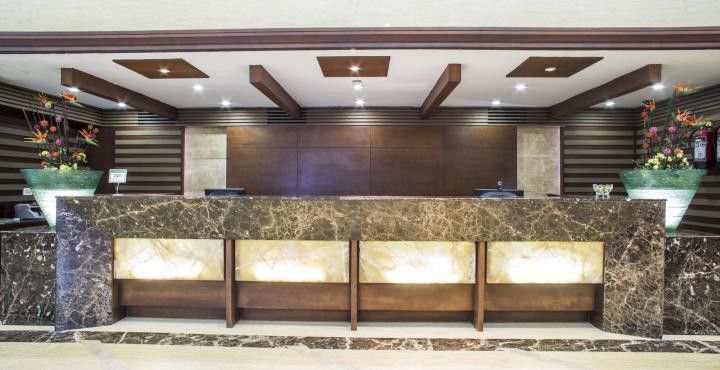 Hotel Royal Cliff Канпур Екстериор снимка