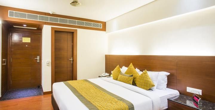 Hotel Royal Cliff Канпур Екстериор снимка