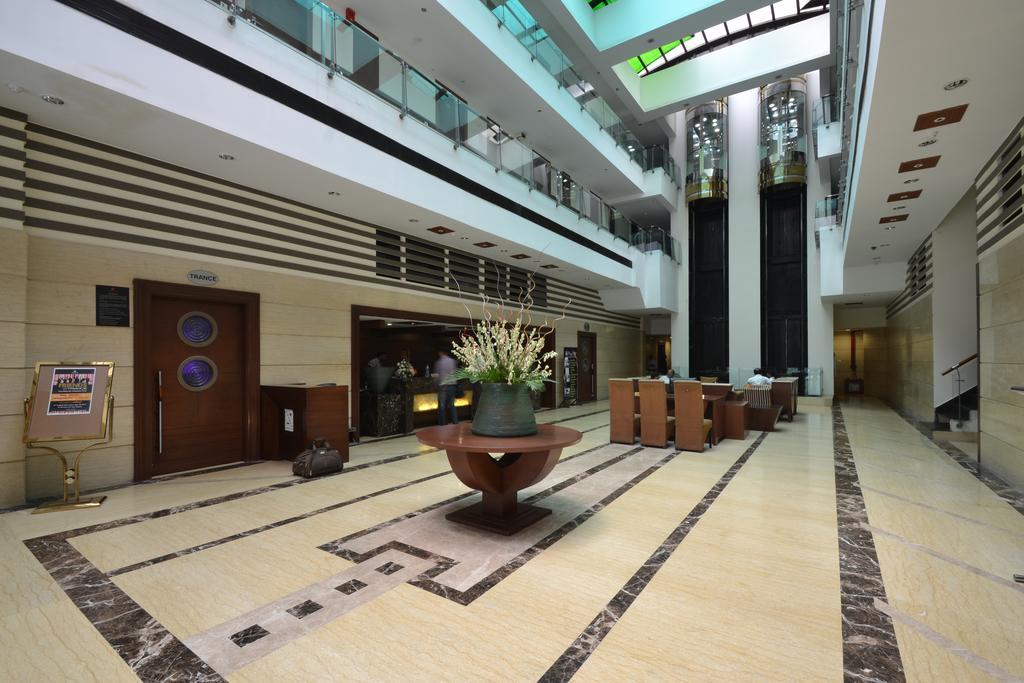 Hotel Royal Cliff Канпур Екстериор снимка