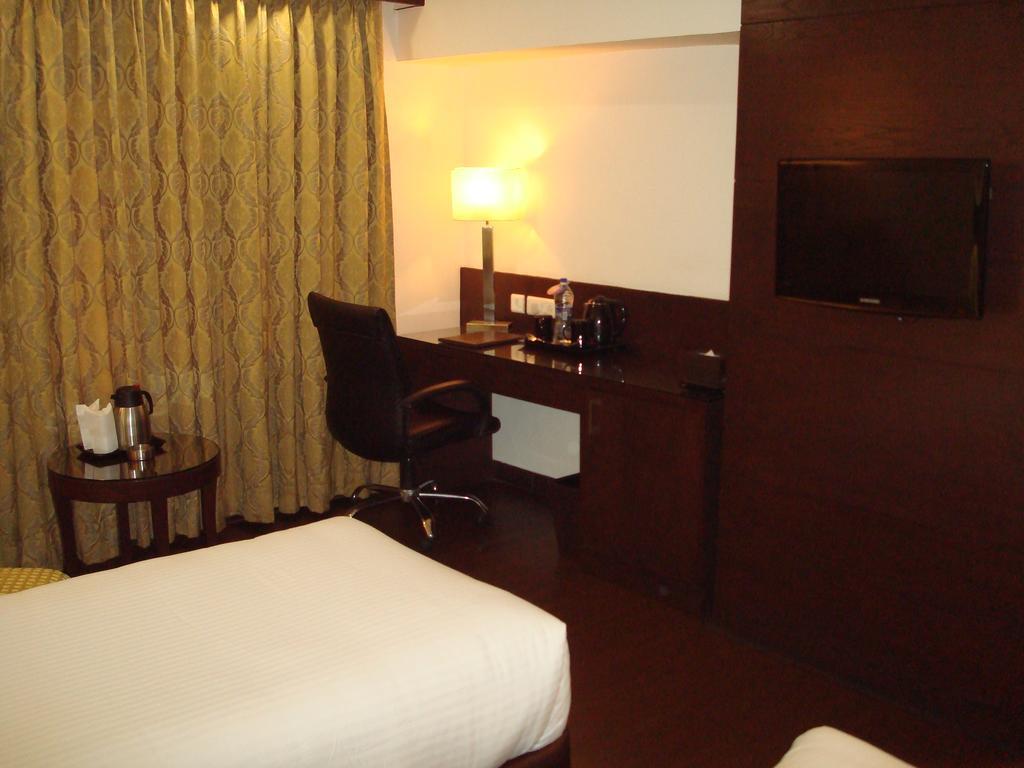 Hotel Royal Cliff Канпур Екстериор снимка