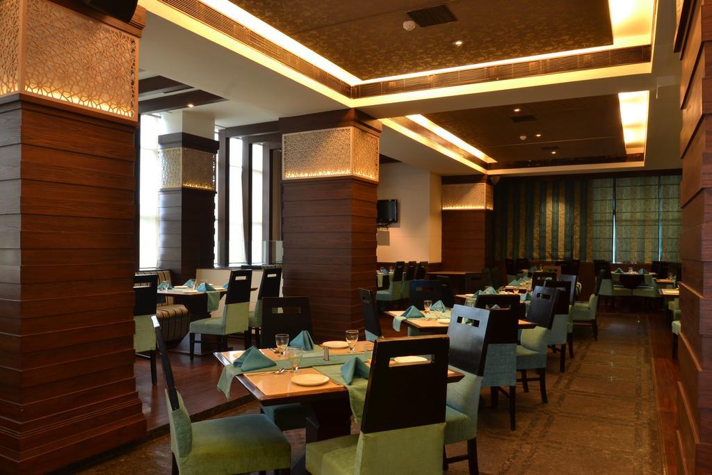 Hotel Royal Cliff Канпур Екстериор снимка