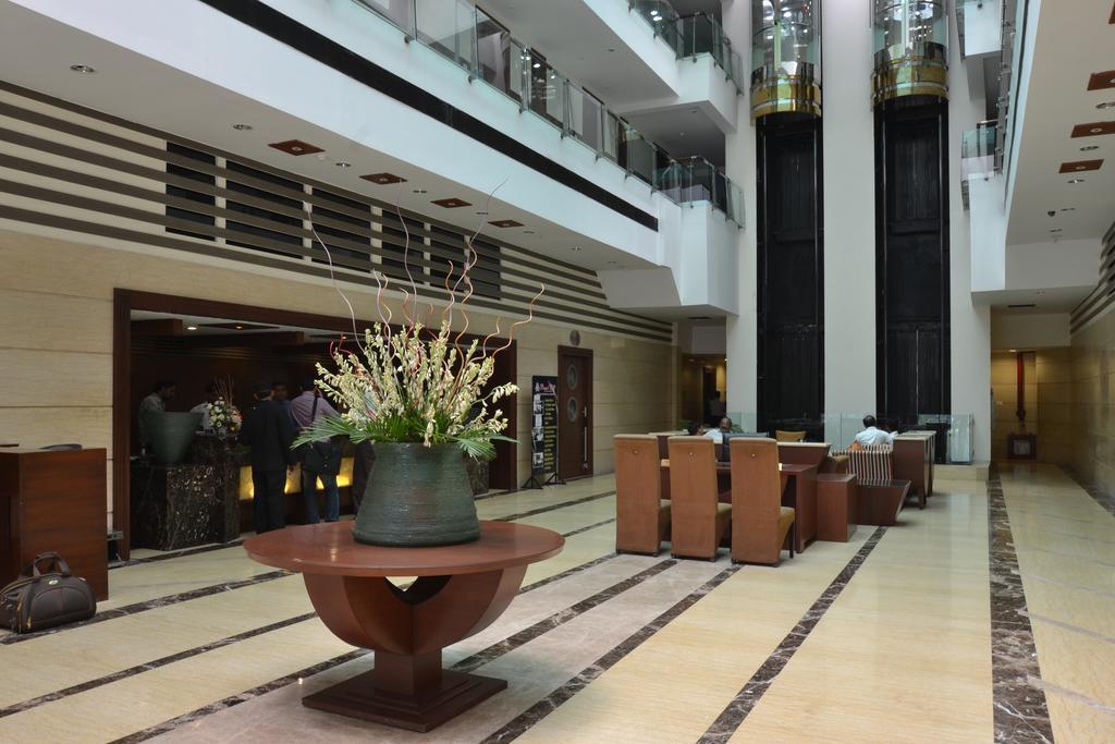 Hotel Royal Cliff Канпур Екстериор снимка
