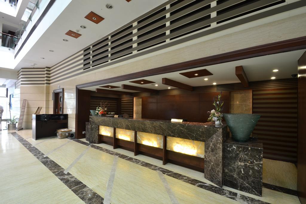 Hotel Royal Cliff Канпур Екстериор снимка