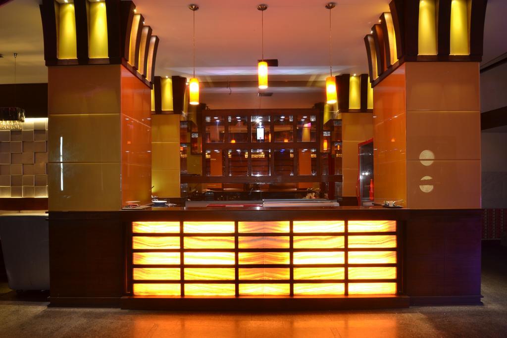 Hotel Royal Cliff Канпур Екстериор снимка