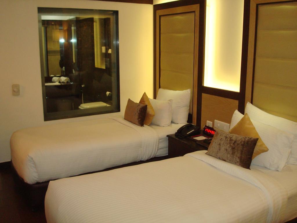 Hotel Royal Cliff Канпур Екстериор снимка