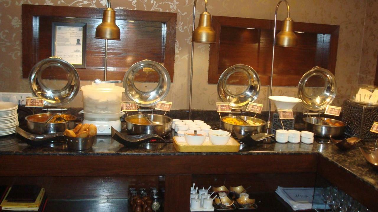 Hotel Royal Cliff Канпур Екстериор снимка
