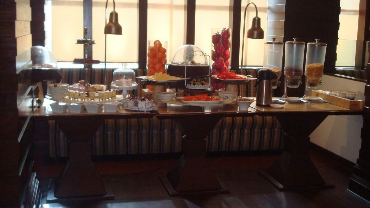 Hotel Royal Cliff Канпур Екстериор снимка