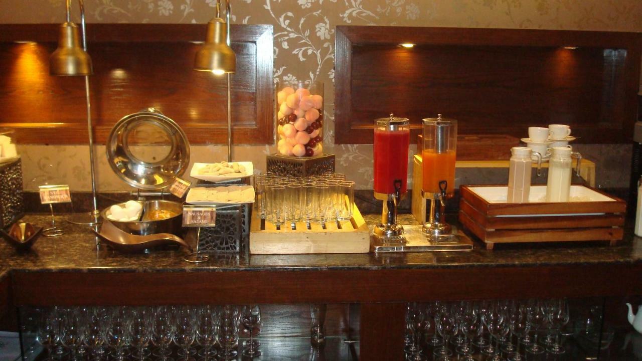 Hotel Royal Cliff Канпур Екстериор снимка