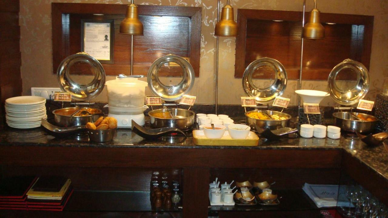 Hotel Royal Cliff Канпур Екстериор снимка