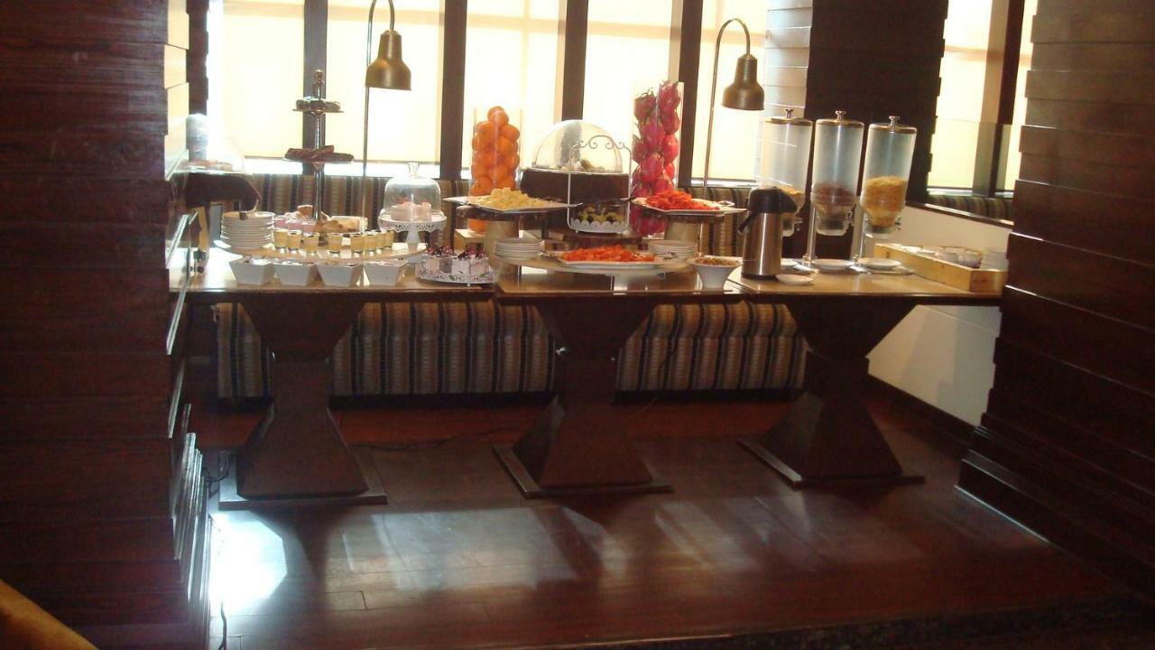 Hotel Royal Cliff Канпур Екстериор снимка