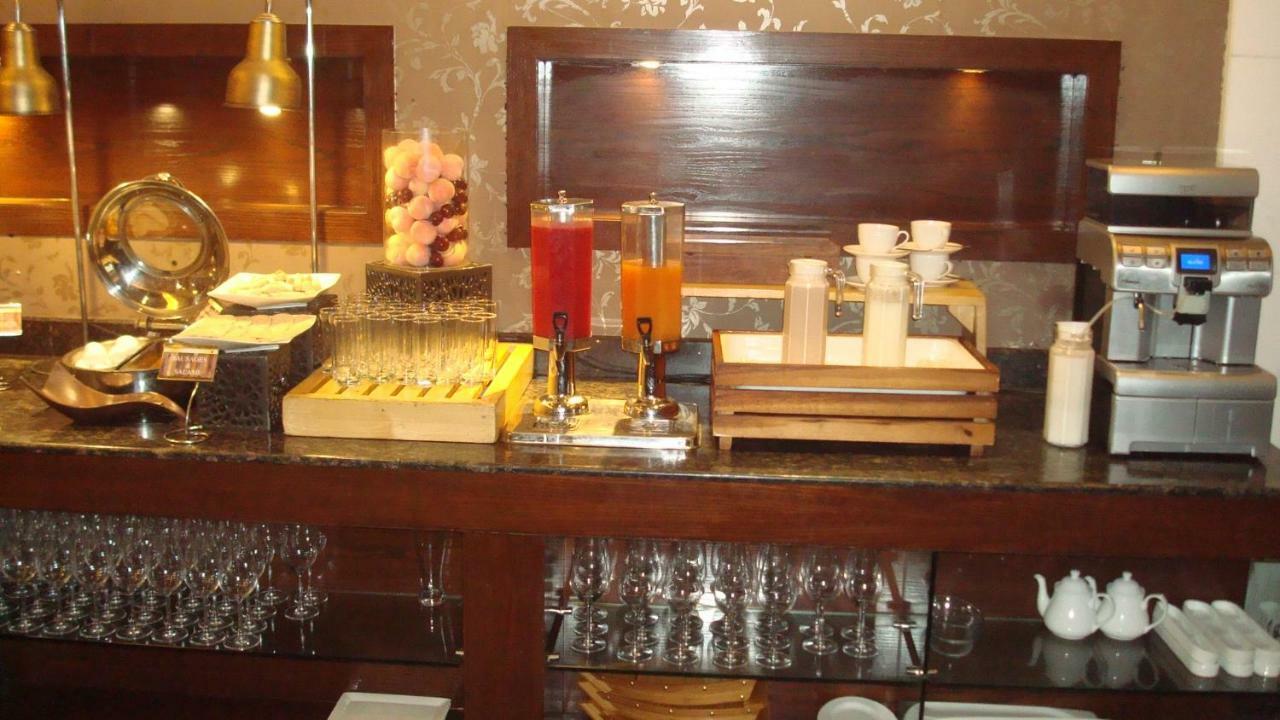 Hotel Royal Cliff Канпур Екстериор снимка